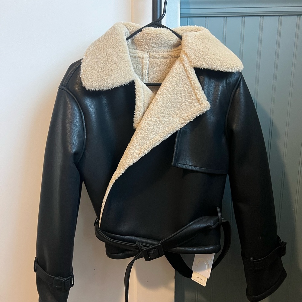 Commense Cream and White Accessory